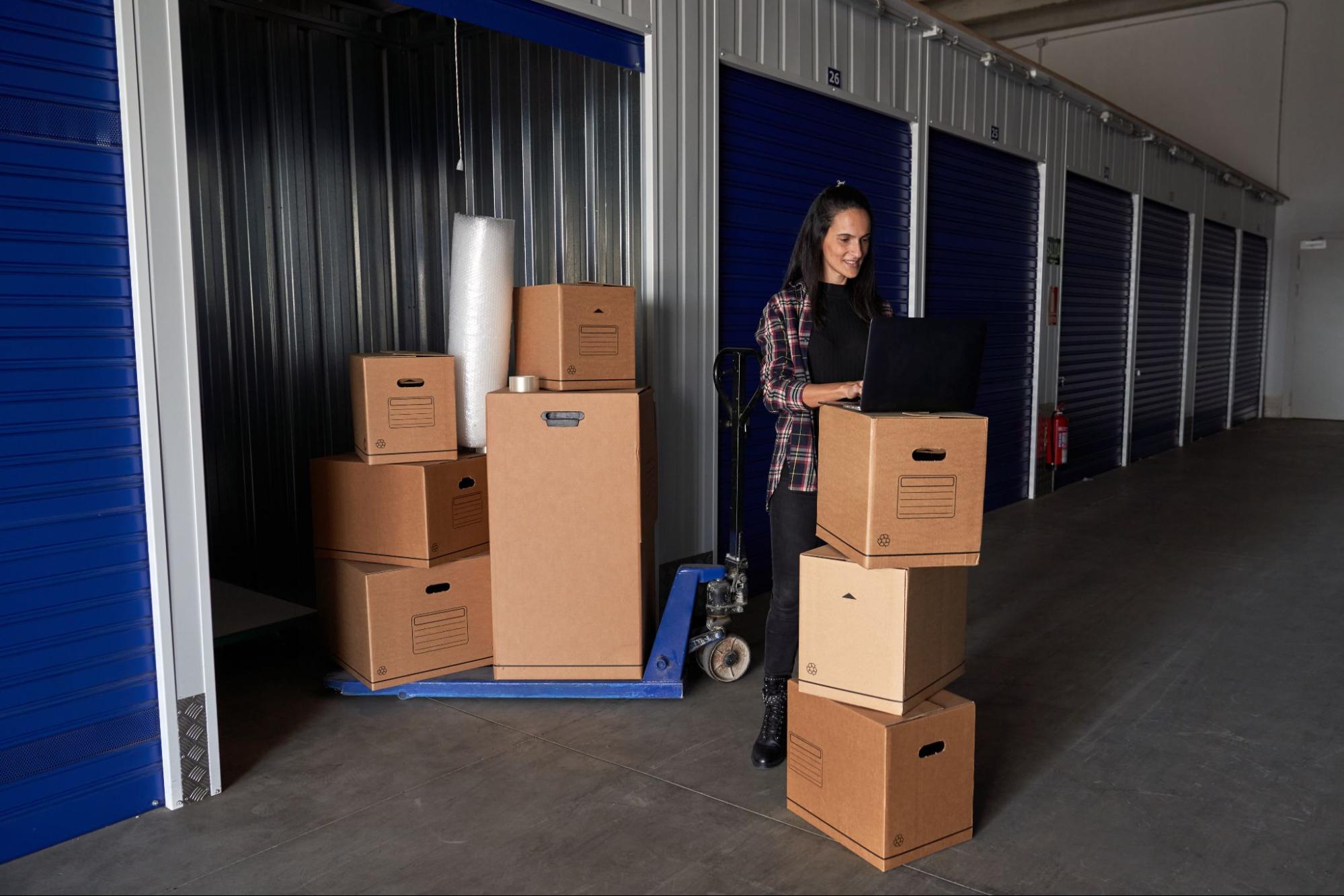 Self storage – czym są i jak działają magazyny samoobsługowe