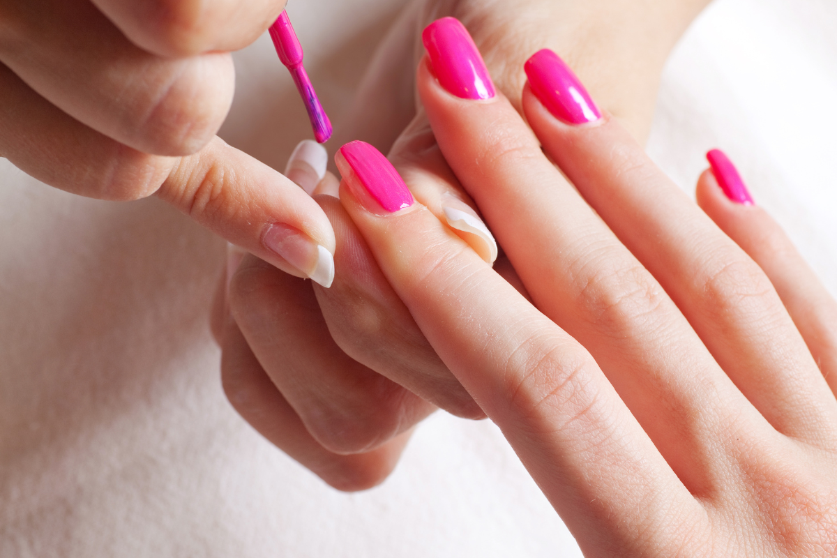 Pomysły na wytrzymały manicure hybrydowy – kluczowe produkty i triki