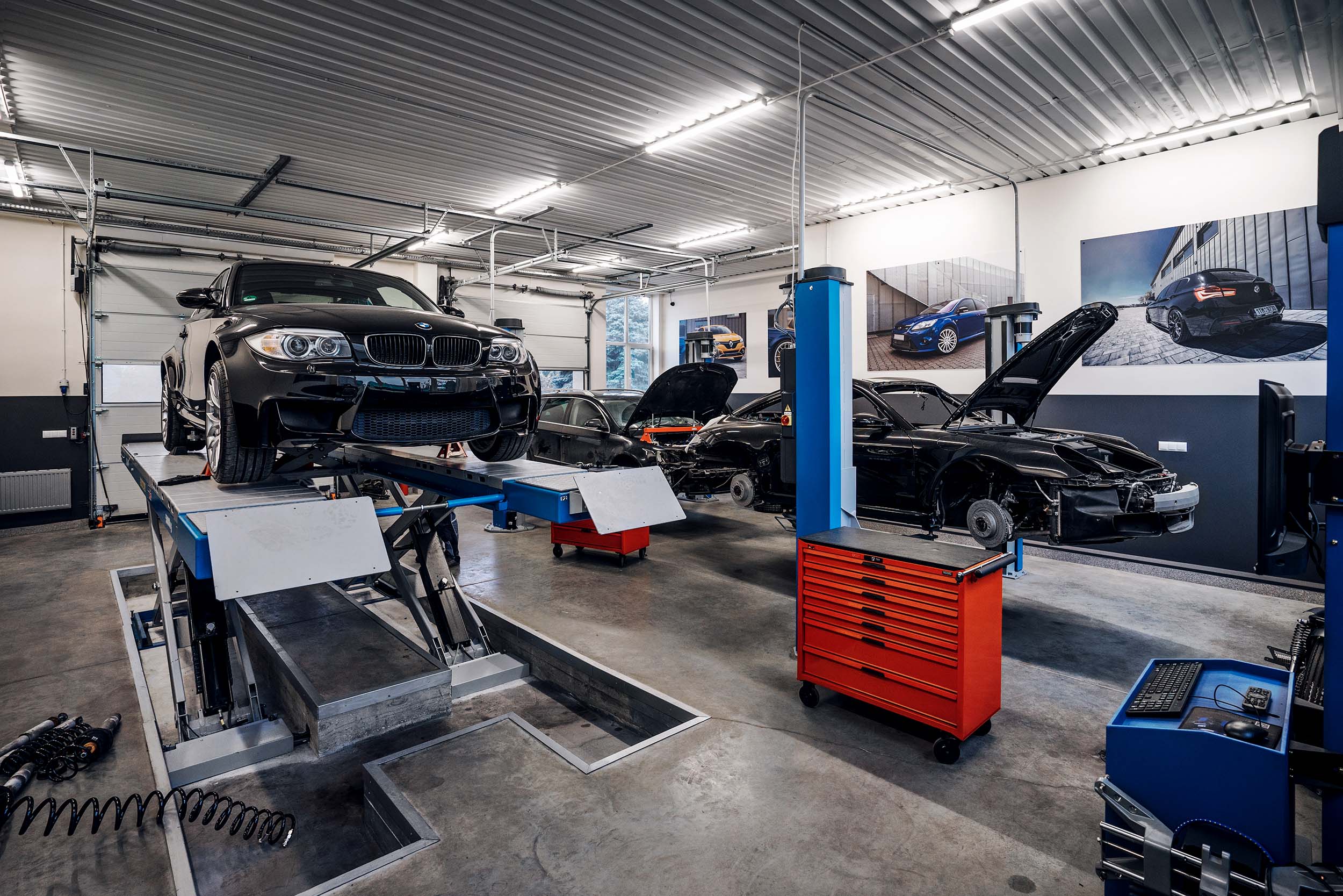 Wymiana olejów i płynów w Poznaniu – jak zadbać o samochód z Serwisem Niedźwiedzia?