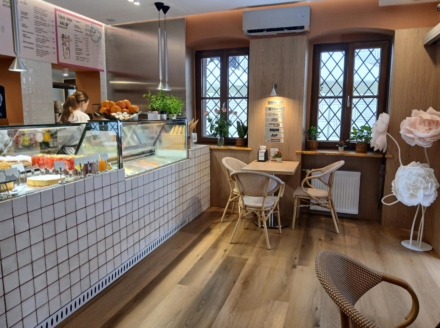 Decora i Cafe Bajka łączą siły – charytatywna akcja na rzecz Fundacji Barka