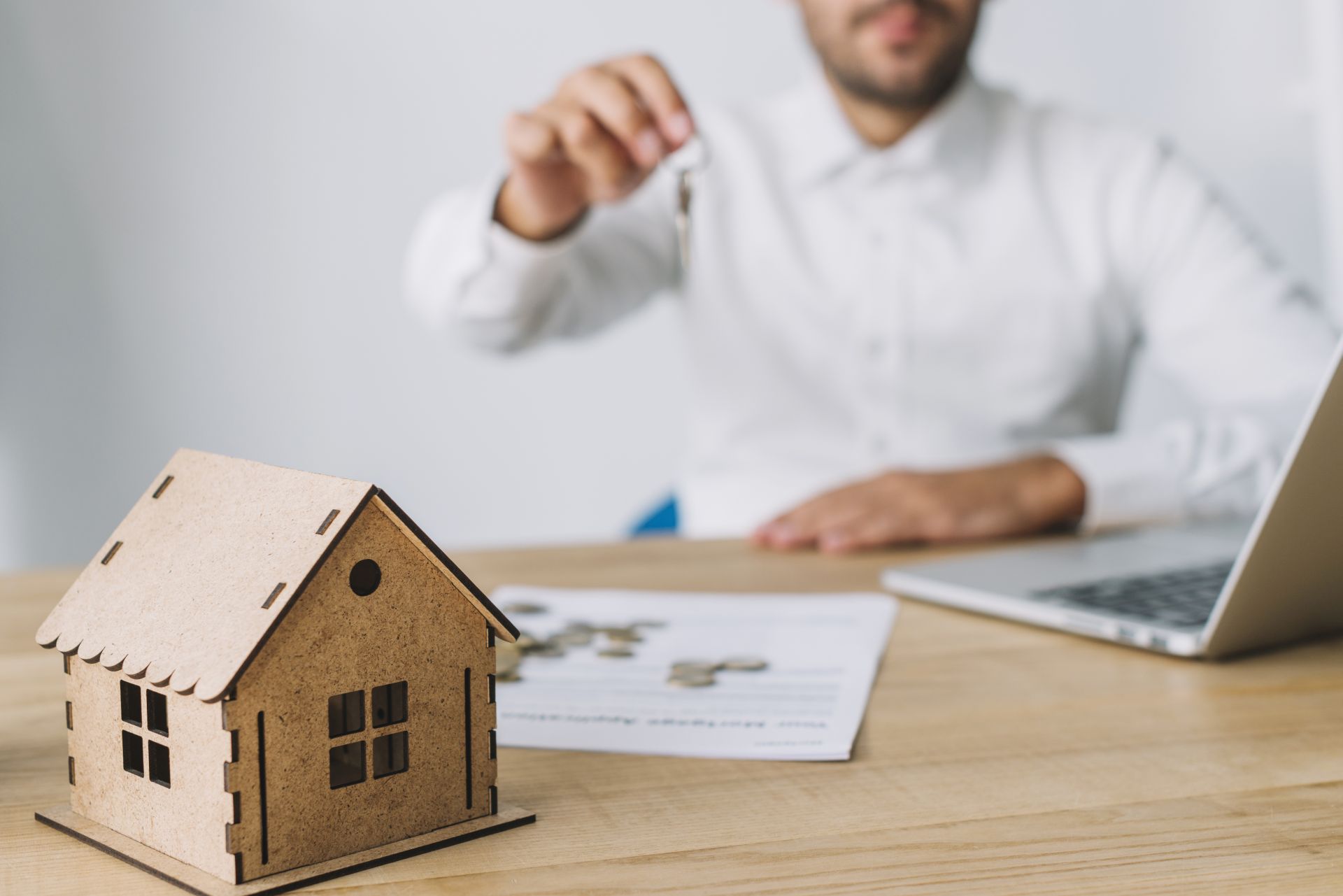 Ekspert kredytowy – kim jest i jak może Ci pomóc w zakupie mieszkania?